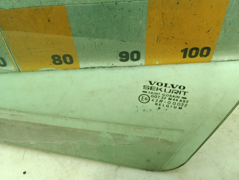 Стекло двери передней левой