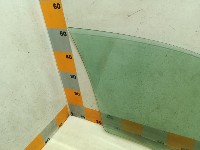 Стекло двери передней левой