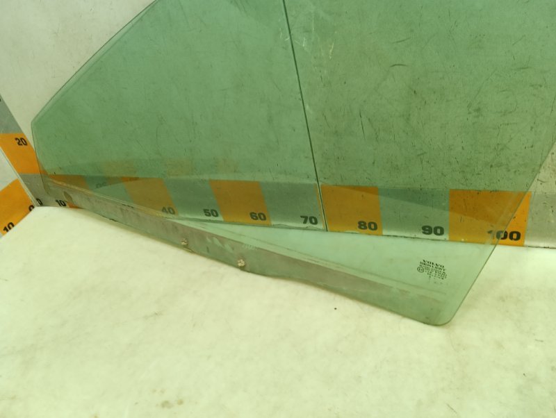 Стекло двери передней левой