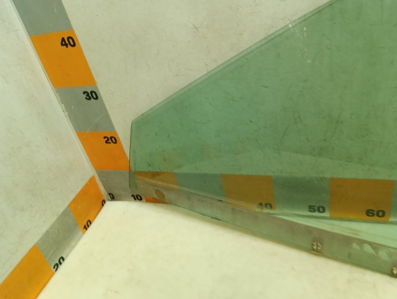 Стекло двери передней левой