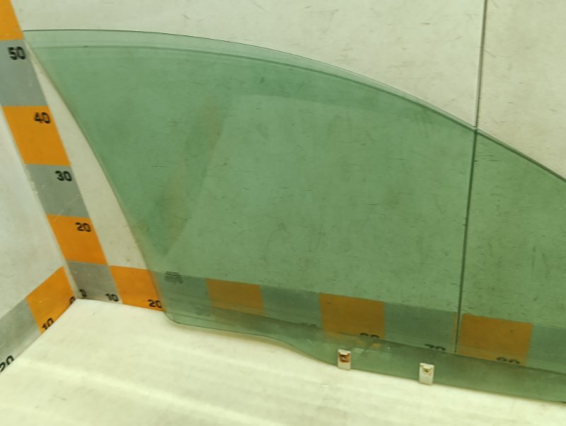 Стекло двери передней левой