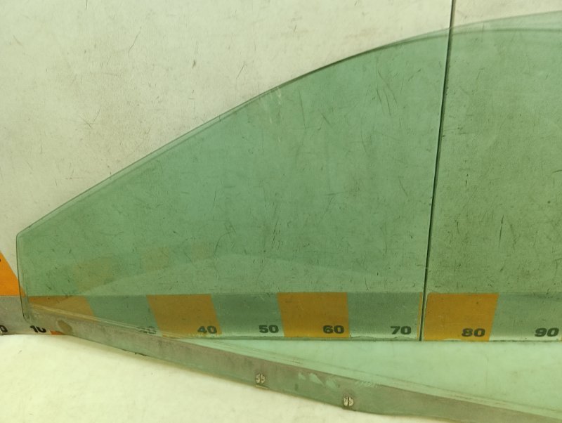 Стекло двери передней левой