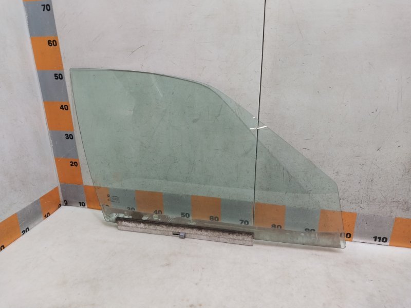 Стекло двери передней правой