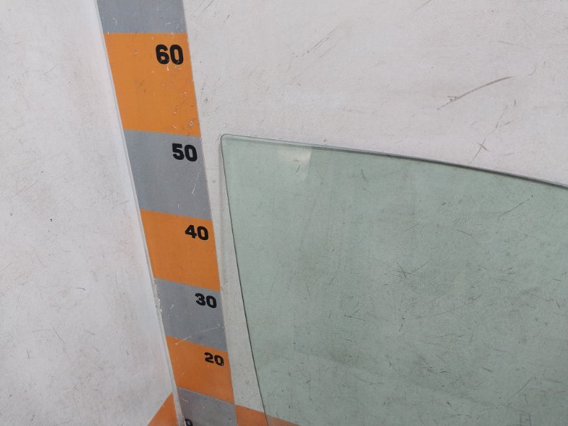 Стекло двери передней правой