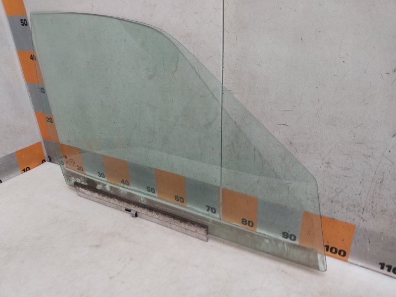Стекло двери передней правой