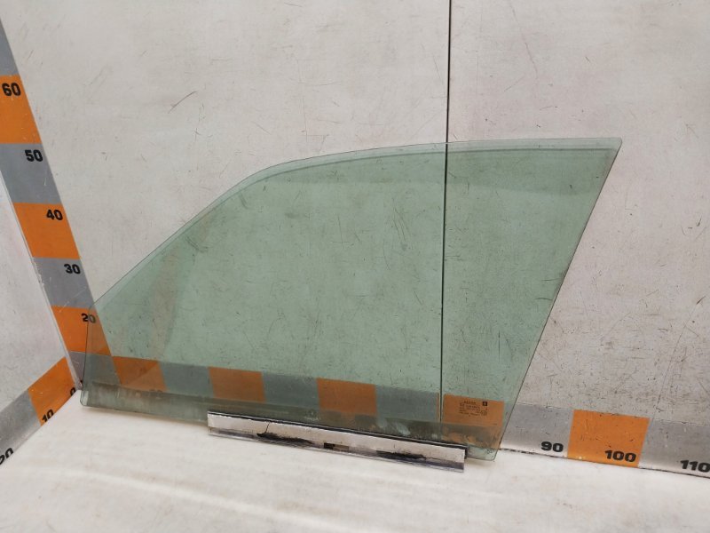 Стекло двери передней правой