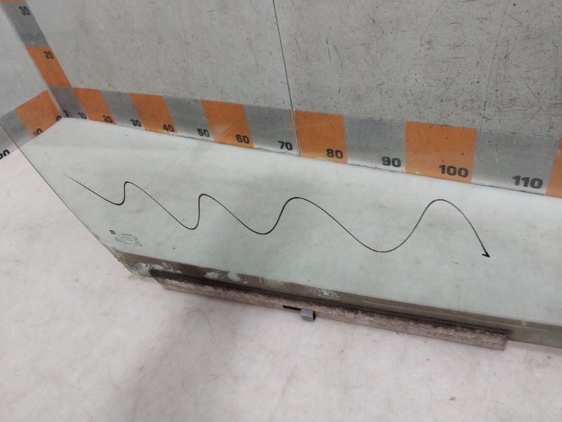 Стекло двери передней правой