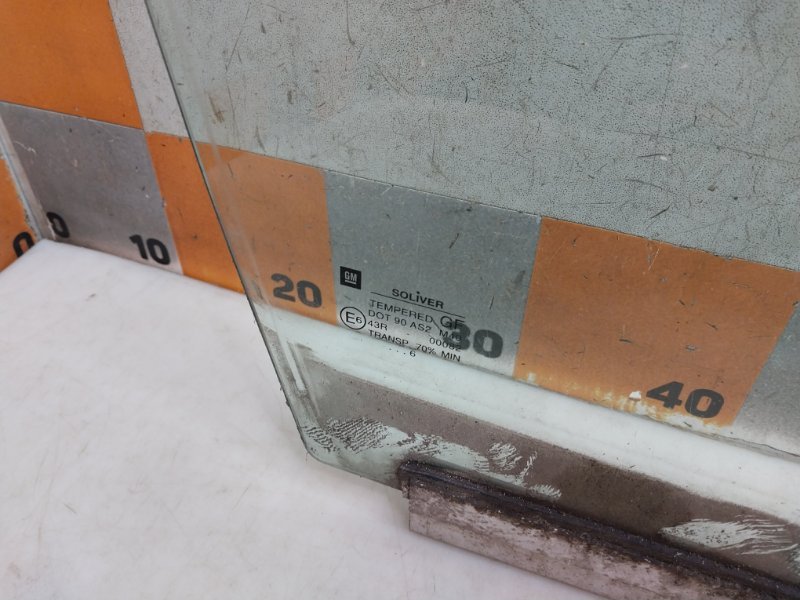 Стекло двери передней правой