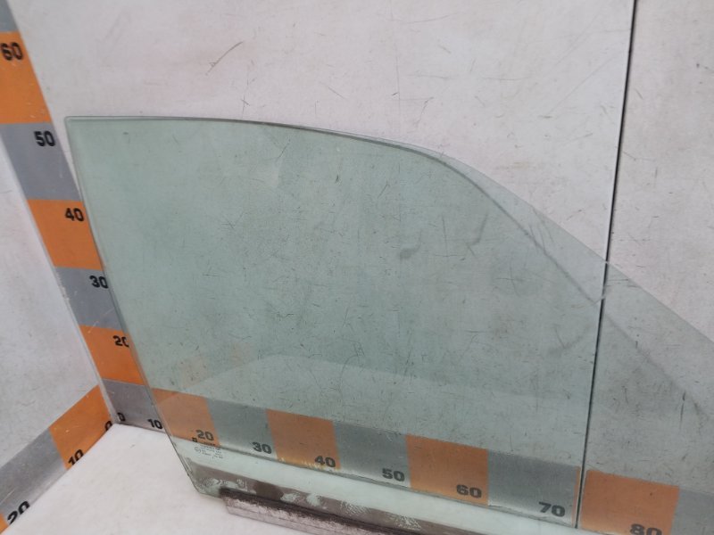 Стекло двери передней правой