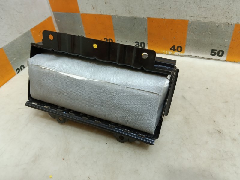 Подушка безопасности пассажирская (в торпедо)