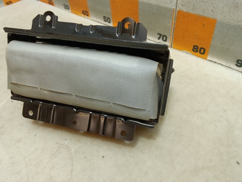 Подушка безопасности пассажирская (в торпедо)