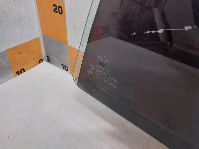 Стекло двери задней левой