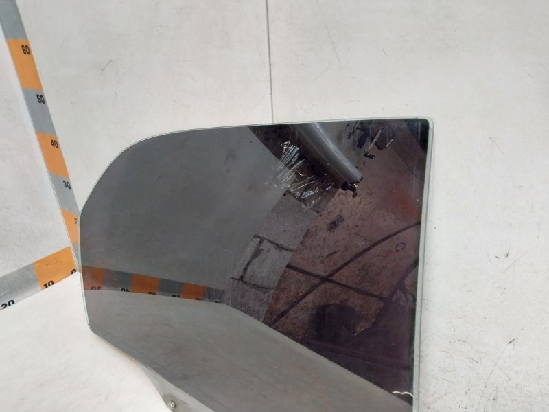 Стекло двери задней правой