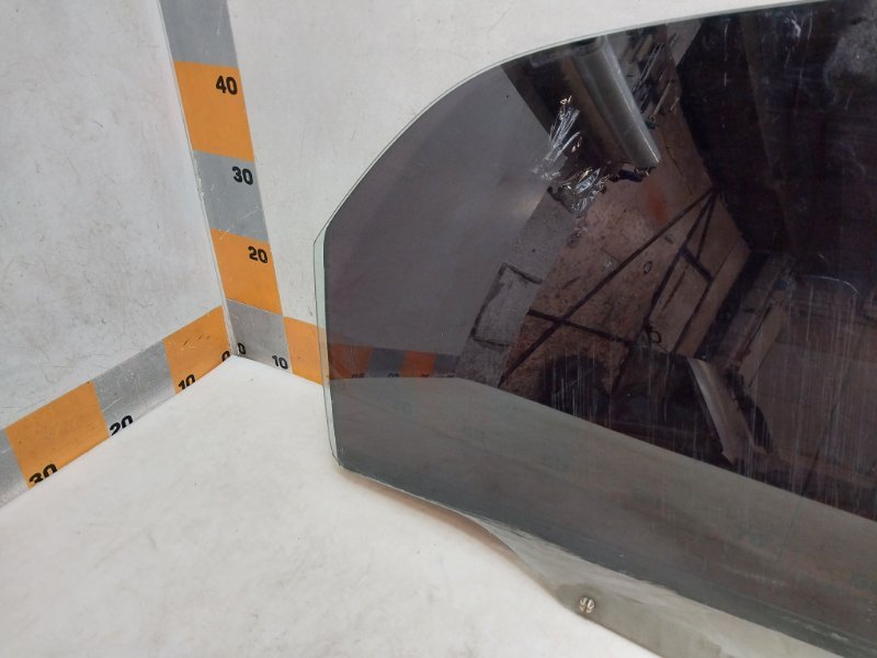 Стекло двери задней правой