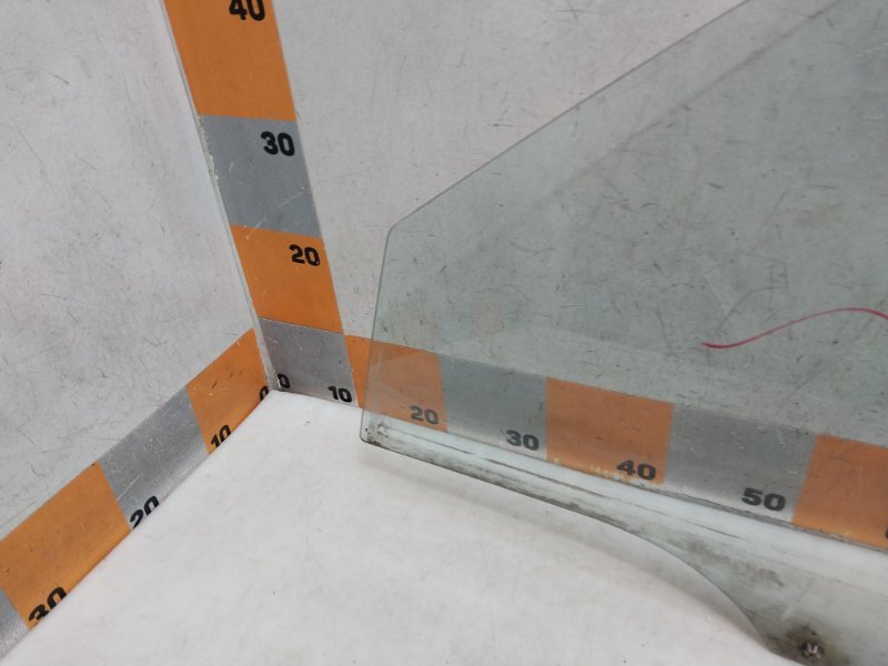 Стекло двери передней левой