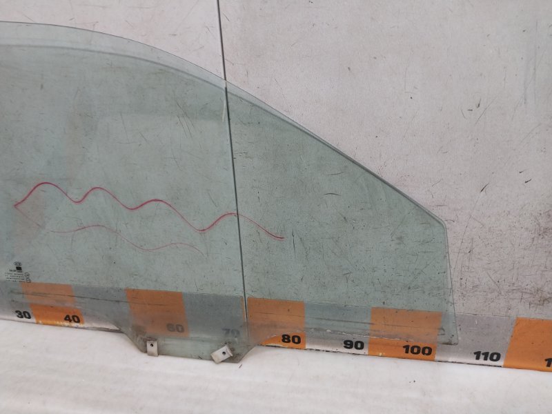 Стекло двери передней левой
