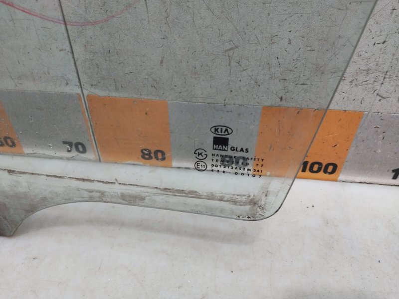 Стекло двери передней левой