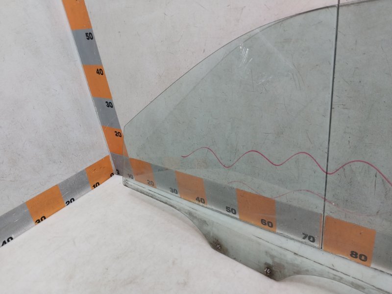 Стекло двери передней левой