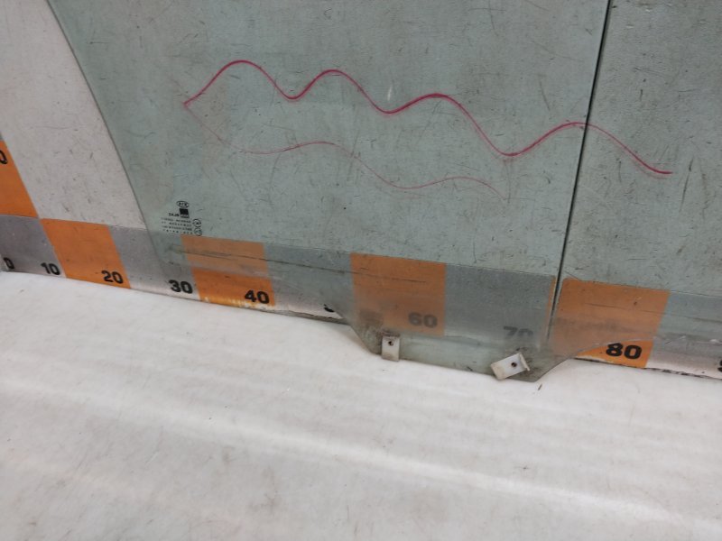 Стекло двери передней левой