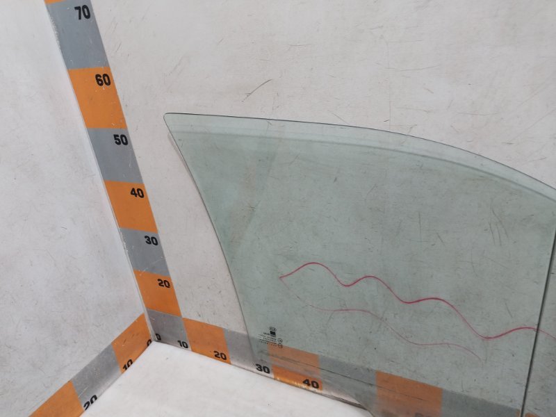 Стекло двери передней левой