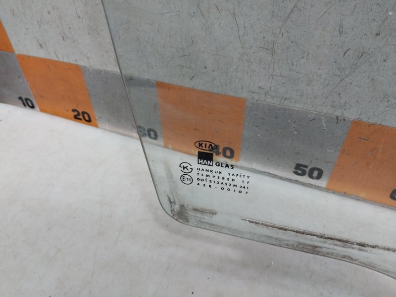 Стекло двери передней правой