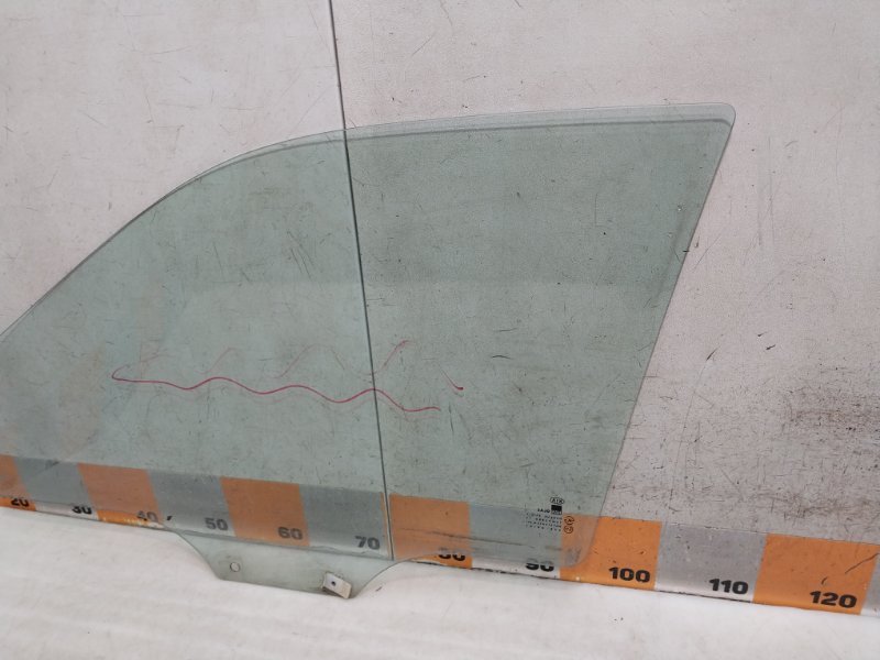 Стекло двери передней правой