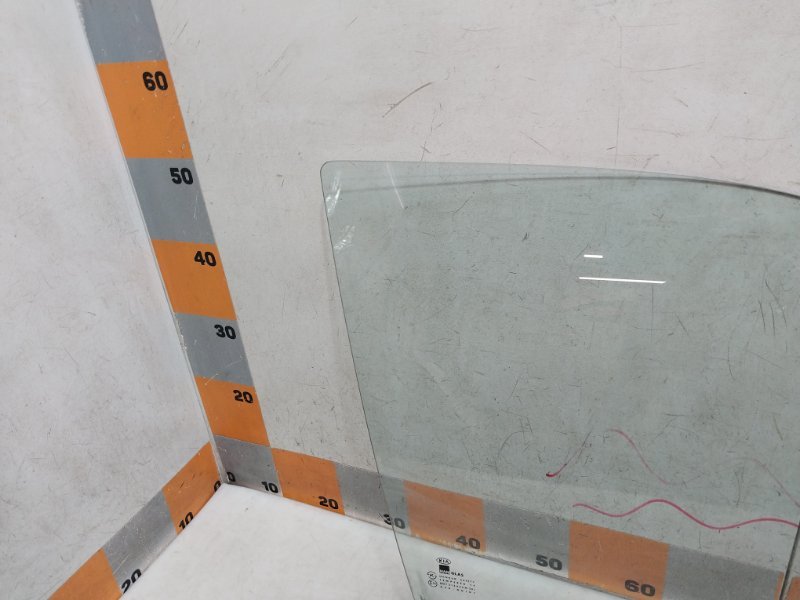 Стекло двери передней правой