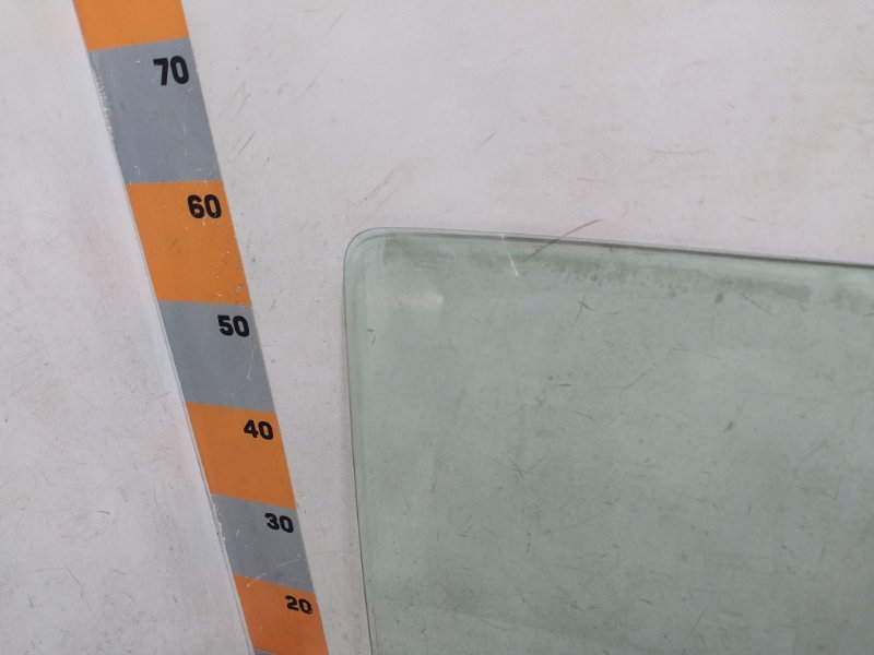 Стекло двери передней правой