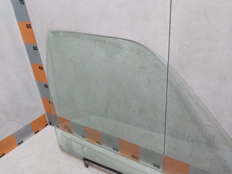 Стекло двери передней правой