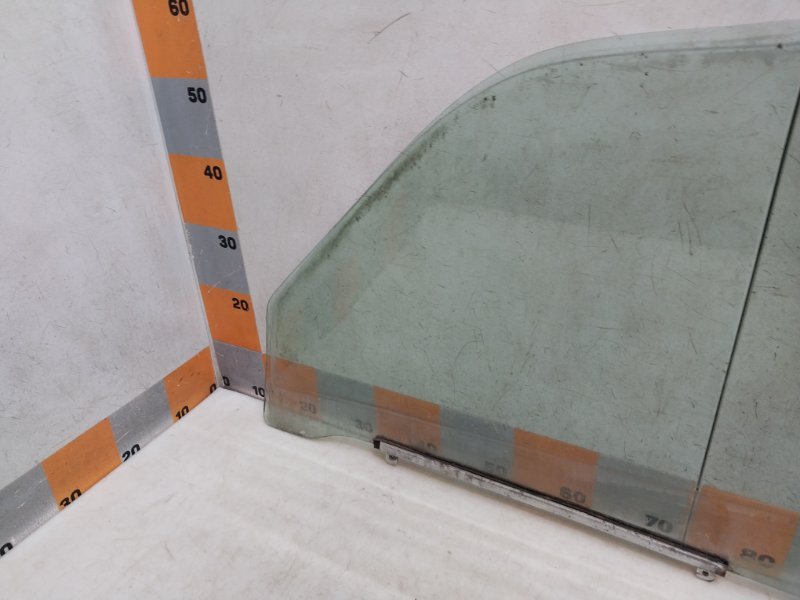 Стекло двери передней правой