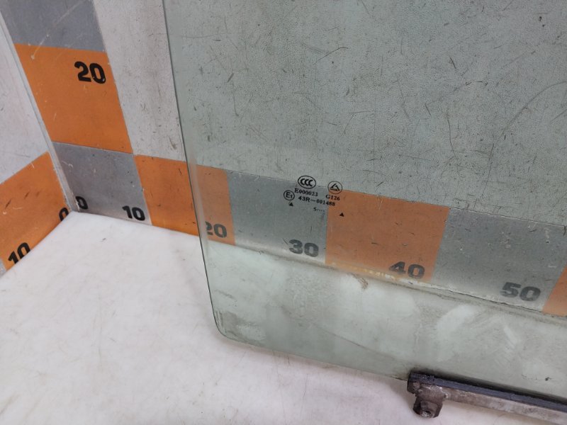 Стекло двери передней правой