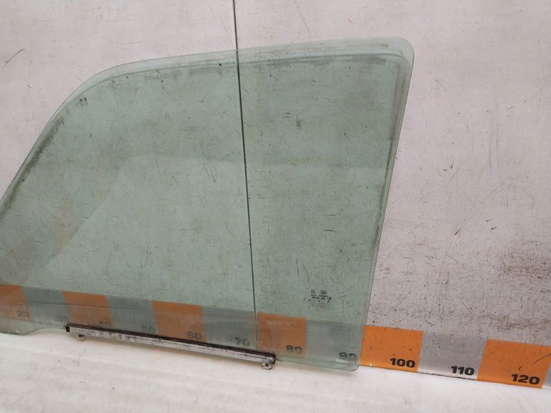 Стекло двери передней правой