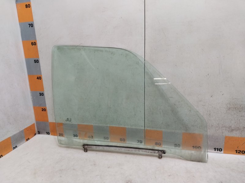 Стекло двери передней правой