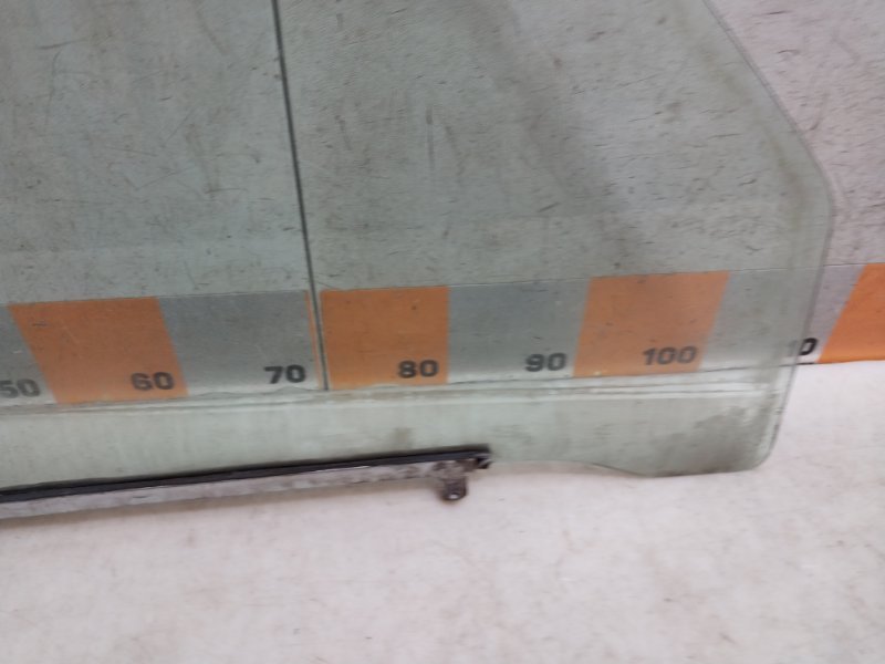 Стекло двери передней правой