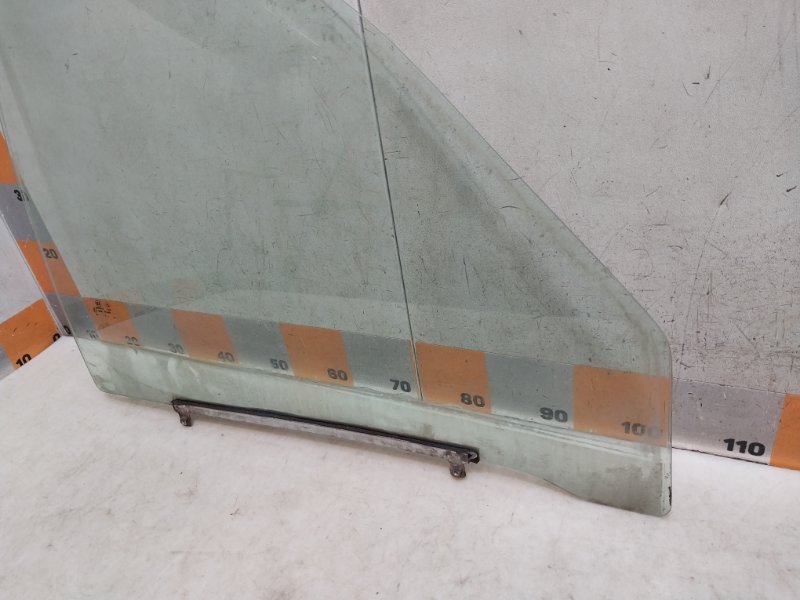 Стекло двери передней правой