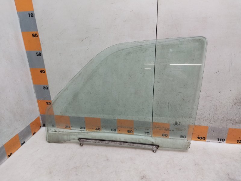 Стекло двери передней левой