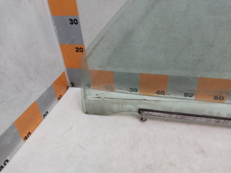 Стекло двери передней левой