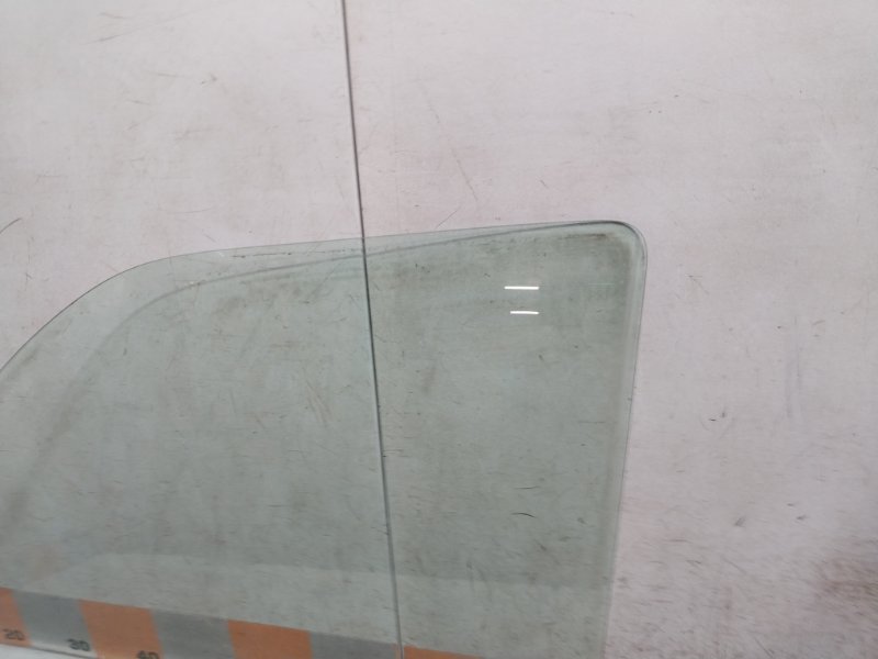Стекло двери передней левой