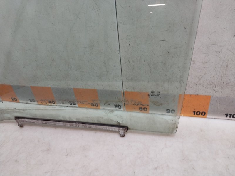 Стекло двери передней левой