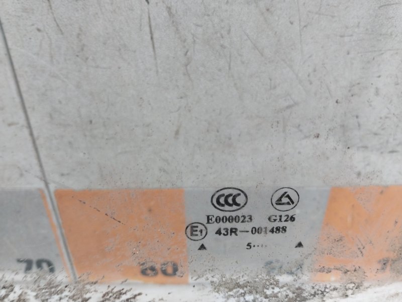 Стекло двери передней левой