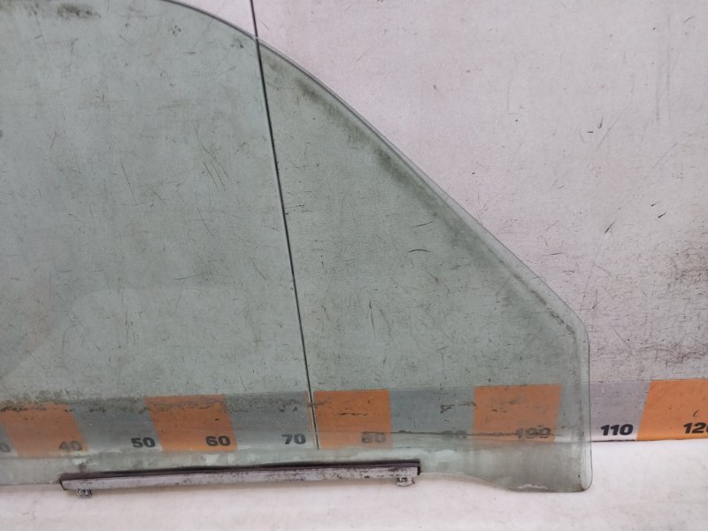 Стекло двери передней левой
