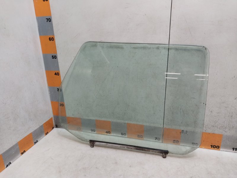Стекло двери задней правой