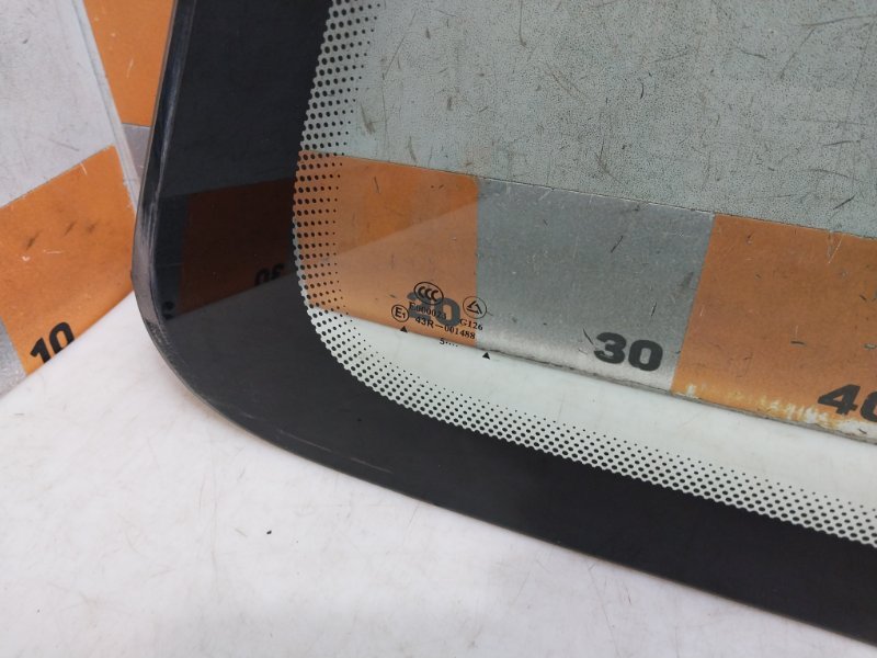 Стекло кузовное глухое левое