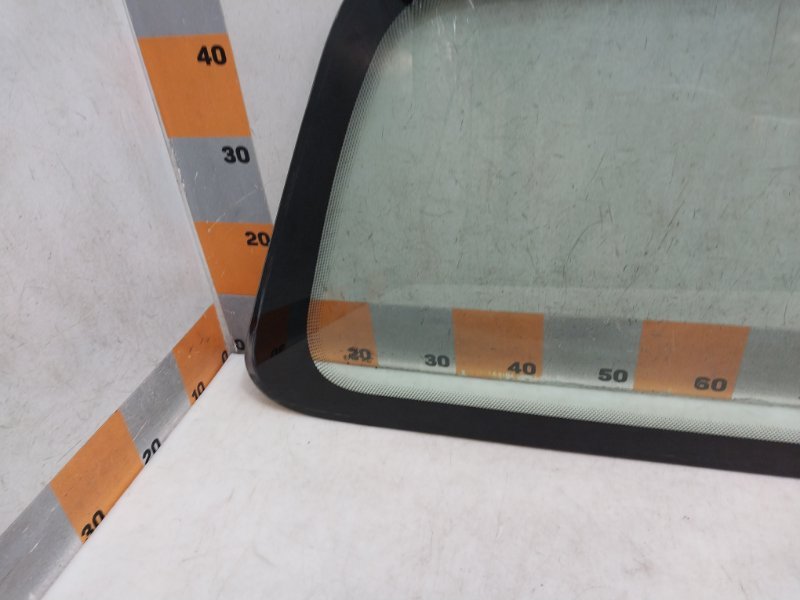 Стекло кузовное глухое левое