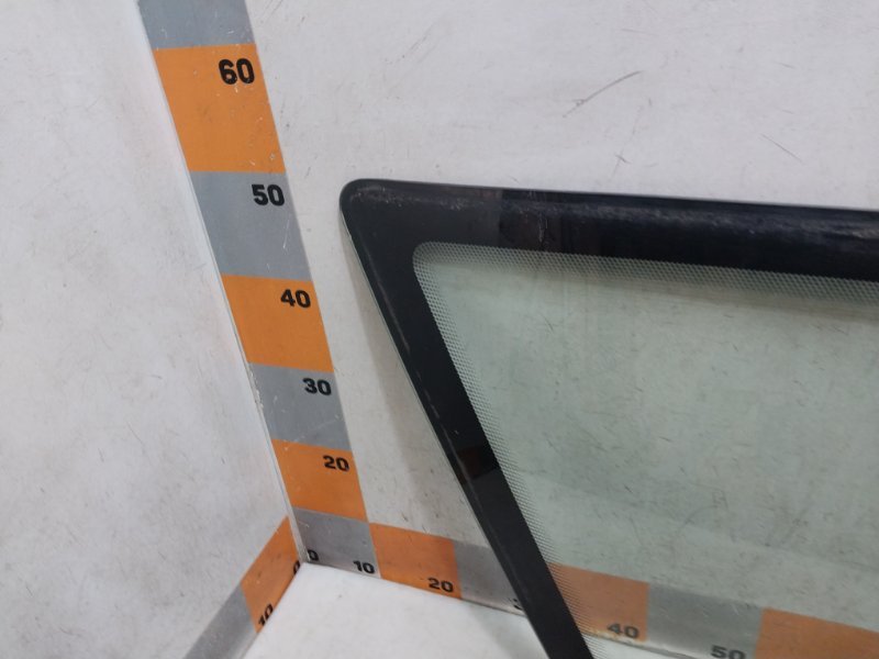 Стекло кузовное глухое левое