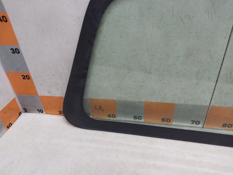 Стекло кузовное глухое левое