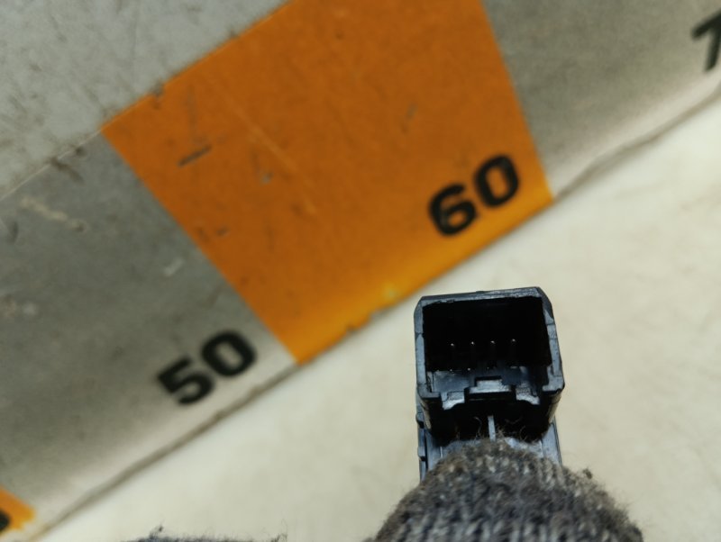 Кнопка стеклоподъемника