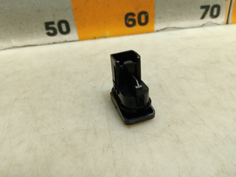 Кнопка стеклоподъемника