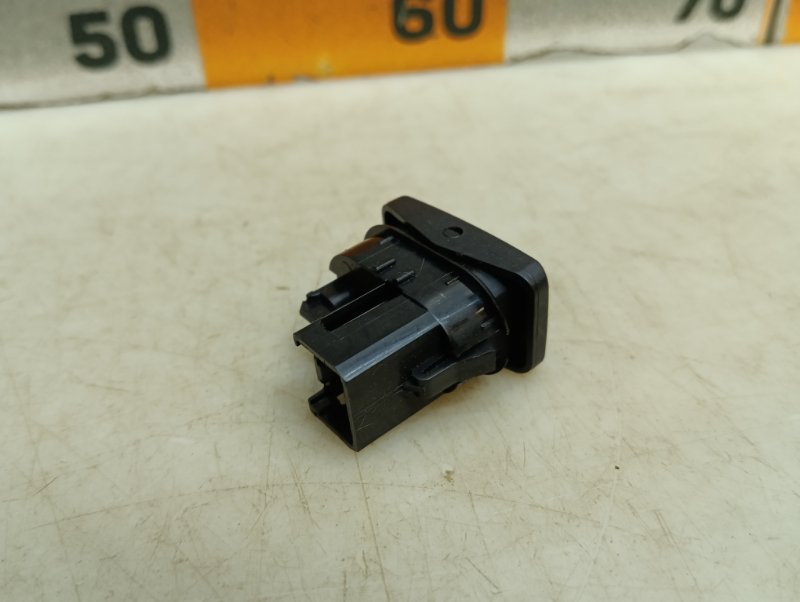 Кнопка стеклоподъемника