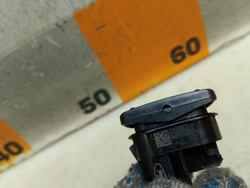 Кнопка стеклоподъемника